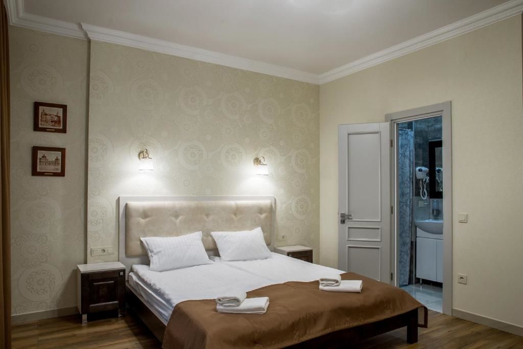 Апарт-отели Mini Hotel Barvy Lvova on Hnatyuka St. Львов