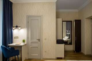 Апарт-отели Mini Hotel Barvy Lvova on Hnatyuka St. Львов Двухместный номер Делюкс с 1 кроватью и ванной-21