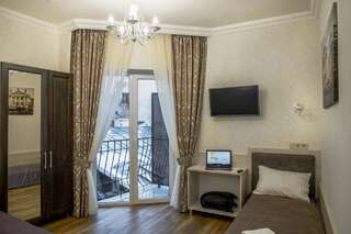 Апарт-отели Mini Hotel Barvy Lvova on Hnatyuka St. Львов Двухместный номер с 2 отдельными кроватями и балконом-1