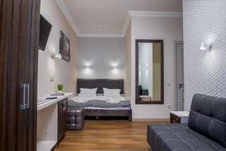 Апарт-отели Mini Hotel Barvy Lvova on Hnatyuka St. Львов Семейный номер с балконом-1