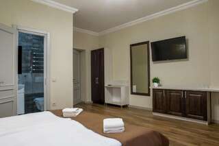 Апарт-отели Mini Hotel Barvy Lvova on Hnatyuka St. Львов Двухместный номер Делюкс с 1 кроватью и ванной-26